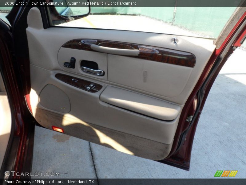 Autumn Red Metallic / Light Parchment 2000 Lincoln Town Car Signature