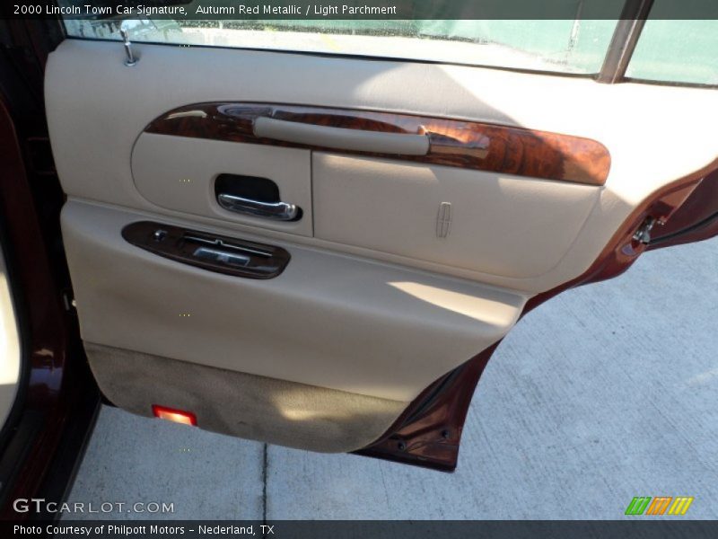 Autumn Red Metallic / Light Parchment 2000 Lincoln Town Car Signature