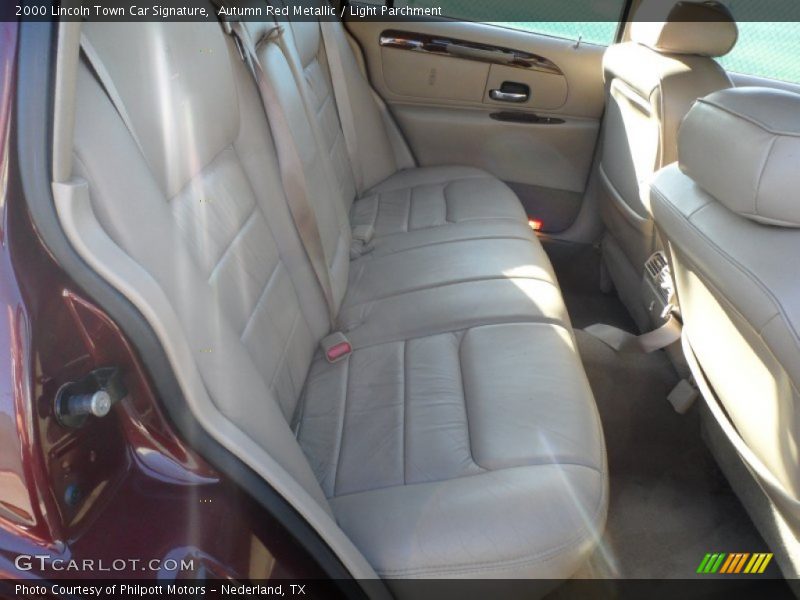Autumn Red Metallic / Light Parchment 2000 Lincoln Town Car Signature