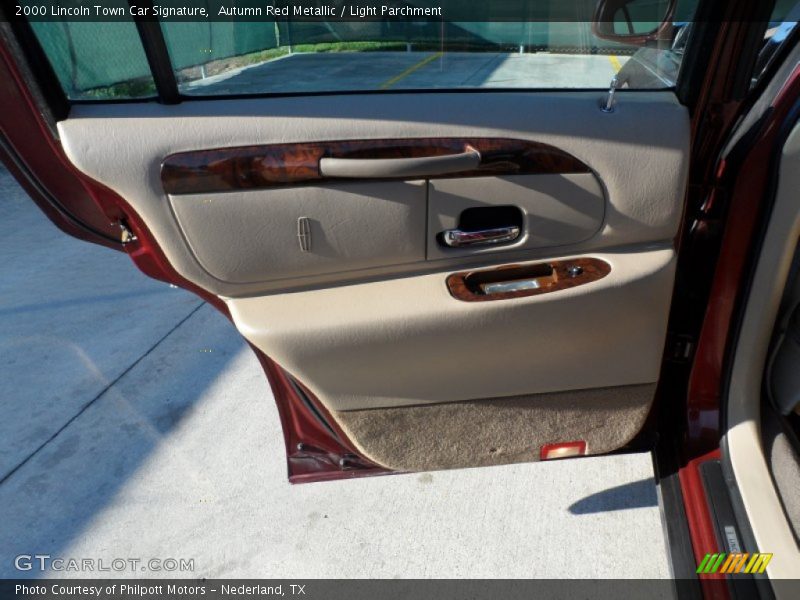 Autumn Red Metallic / Light Parchment 2000 Lincoln Town Car Signature