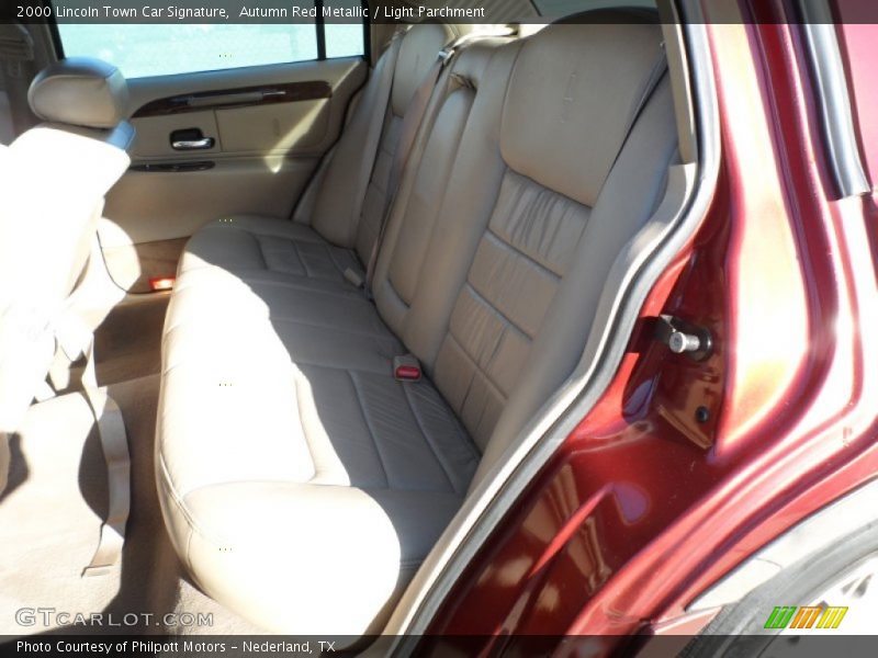 Autumn Red Metallic / Light Parchment 2000 Lincoln Town Car Signature