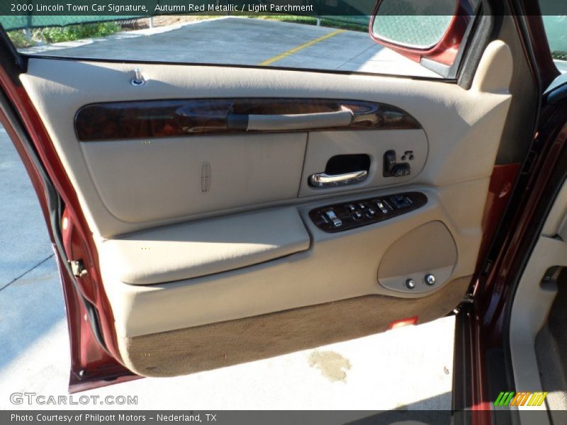 Autumn Red Metallic / Light Parchment 2000 Lincoln Town Car Signature
