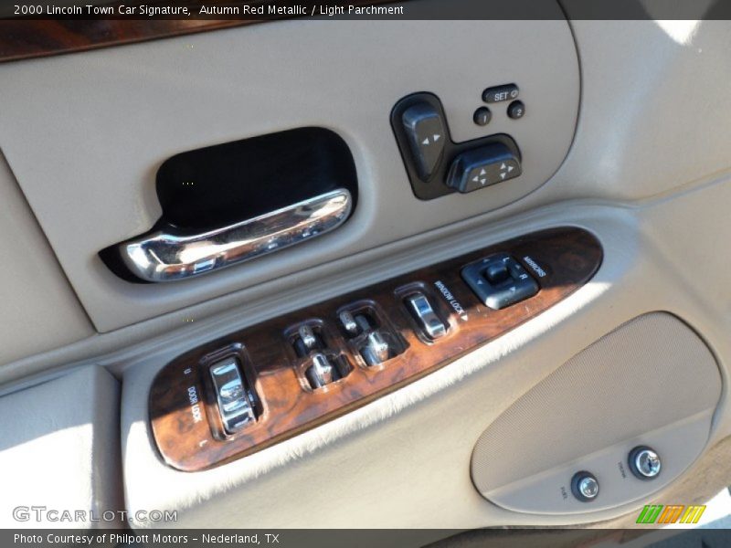 Autumn Red Metallic / Light Parchment 2000 Lincoln Town Car Signature