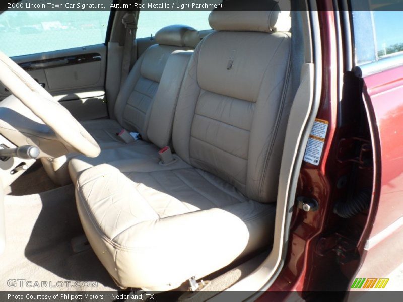 Autumn Red Metallic / Light Parchment 2000 Lincoln Town Car Signature