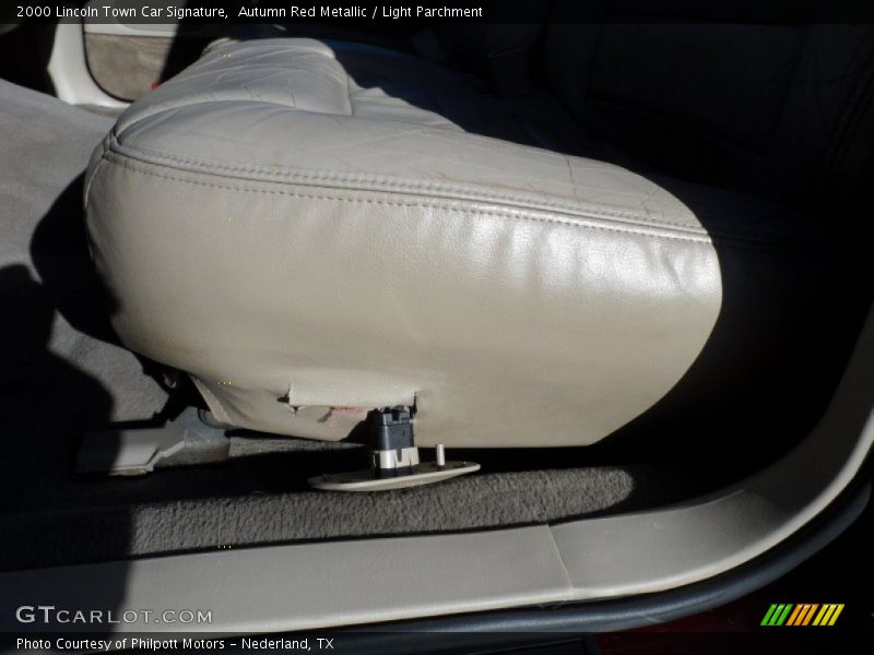 Autumn Red Metallic / Light Parchment 2000 Lincoln Town Car Signature