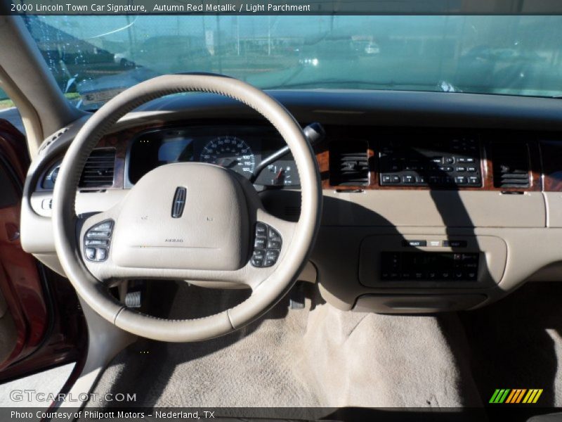 Autumn Red Metallic / Light Parchment 2000 Lincoln Town Car Signature