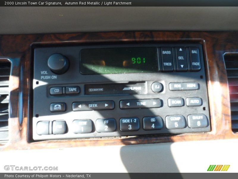 Autumn Red Metallic / Light Parchment 2000 Lincoln Town Car Signature