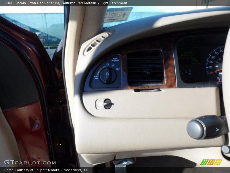 Autumn Red Metallic / Light Parchment 2000 Lincoln Town Car Signature
