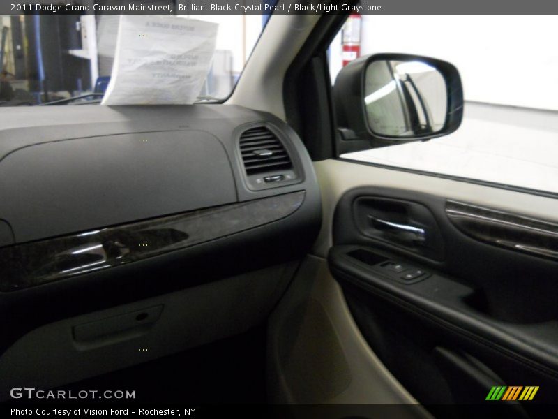 Brilliant Black Crystal Pearl / Black/Light Graystone 2011 Dodge Grand Caravan Mainstreet
