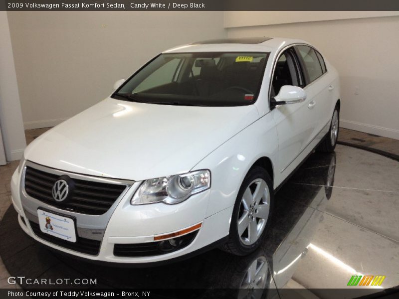Candy White / Deep Black 2009 Volkswagen Passat Komfort Sedan