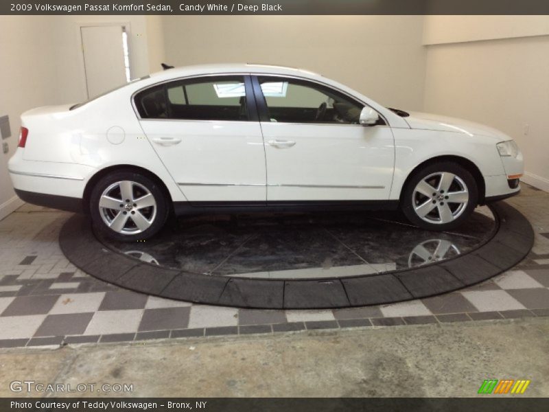 Candy White / Deep Black 2009 Volkswagen Passat Komfort Sedan