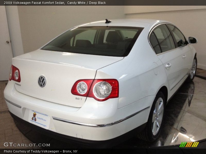 Candy White / Deep Black 2009 Volkswagen Passat Komfort Sedan