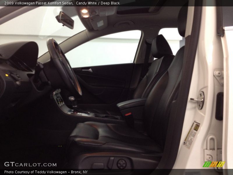 Candy White / Deep Black 2009 Volkswagen Passat Komfort Sedan