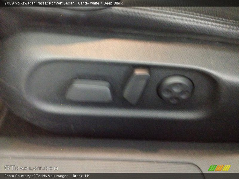 Candy White / Deep Black 2009 Volkswagen Passat Komfort Sedan