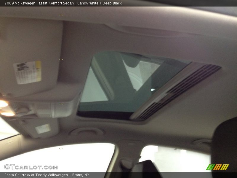 Candy White / Deep Black 2009 Volkswagen Passat Komfort Sedan