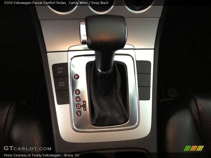 Candy White / Deep Black 2009 Volkswagen Passat Komfort Sedan