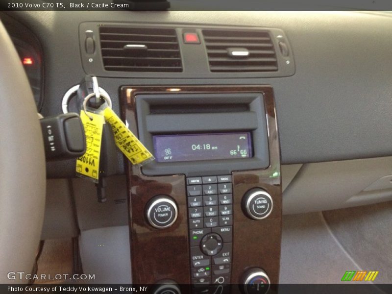 Black / Cacite Cream 2010 Volvo C70 T5