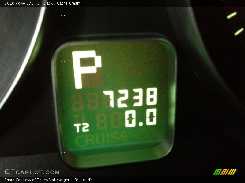 Black / Cacite Cream 2010 Volvo C70 T5