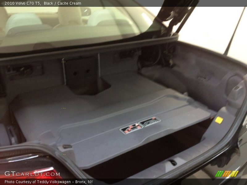 Black / Cacite Cream 2010 Volvo C70 T5