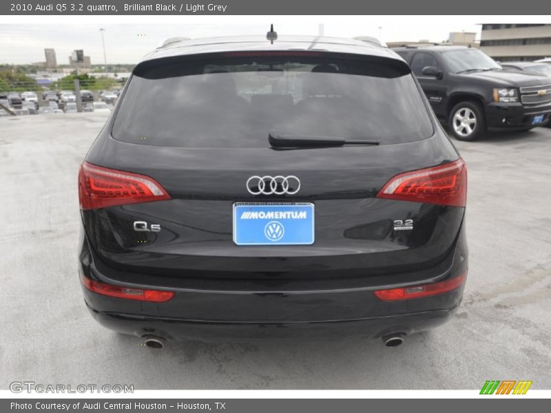 Brilliant Black / Light Grey 2010 Audi Q5 3.2 quattro