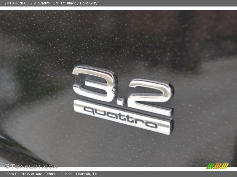 Brilliant Black / Light Grey 2010 Audi Q5 3.2 quattro