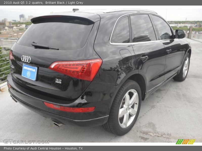Brilliant Black / Light Grey 2010 Audi Q5 3.2 quattro