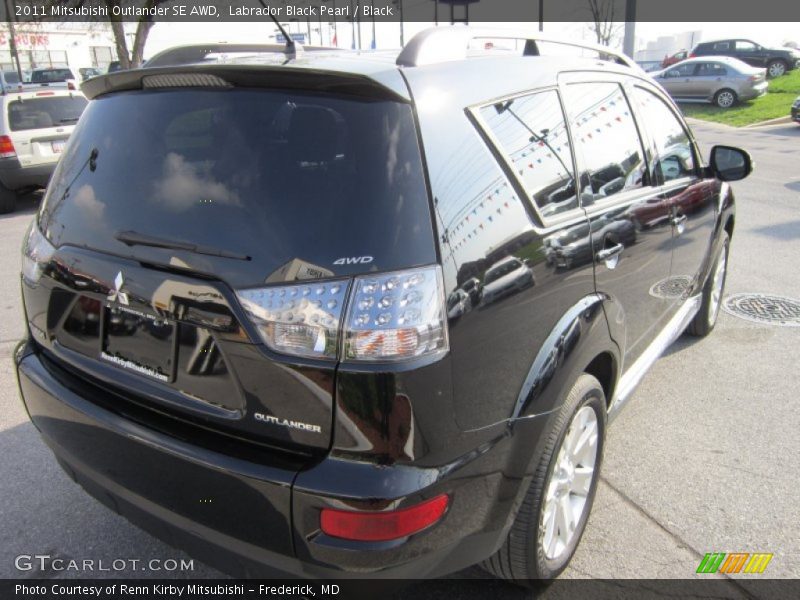 Labrador Black Pearl / Black 2011 Mitsubishi Outlander SE AWD