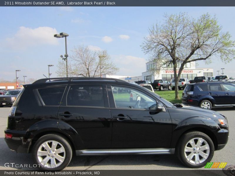 Labrador Black Pearl / Black 2011 Mitsubishi Outlander SE AWD