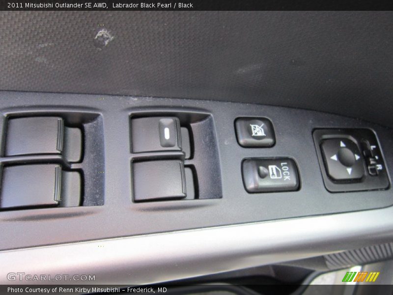 Labrador Black Pearl / Black 2011 Mitsubishi Outlander SE AWD