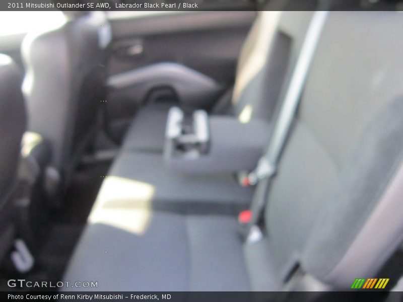 Labrador Black Pearl / Black 2011 Mitsubishi Outlander SE AWD