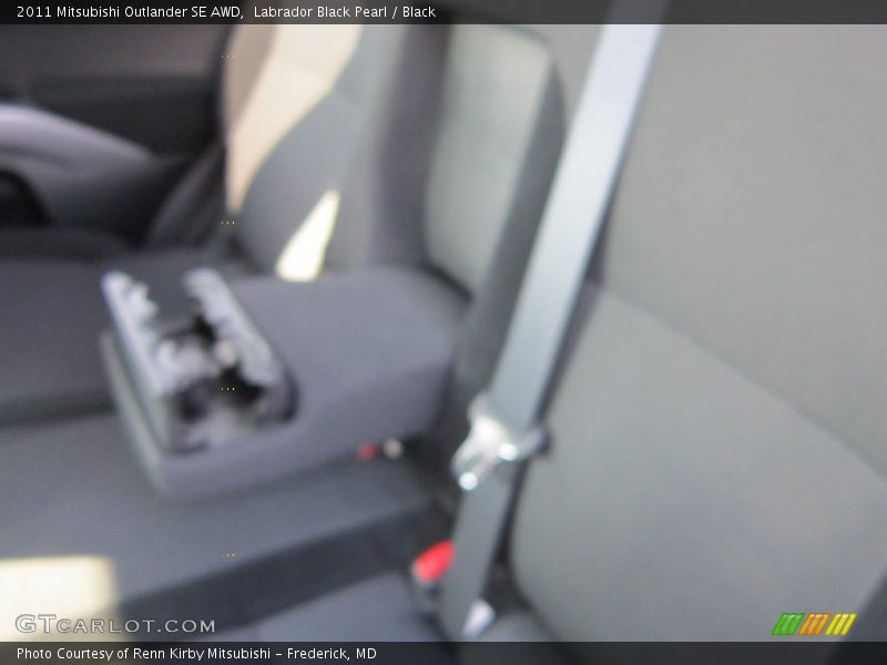 Labrador Black Pearl / Black 2011 Mitsubishi Outlander SE AWD