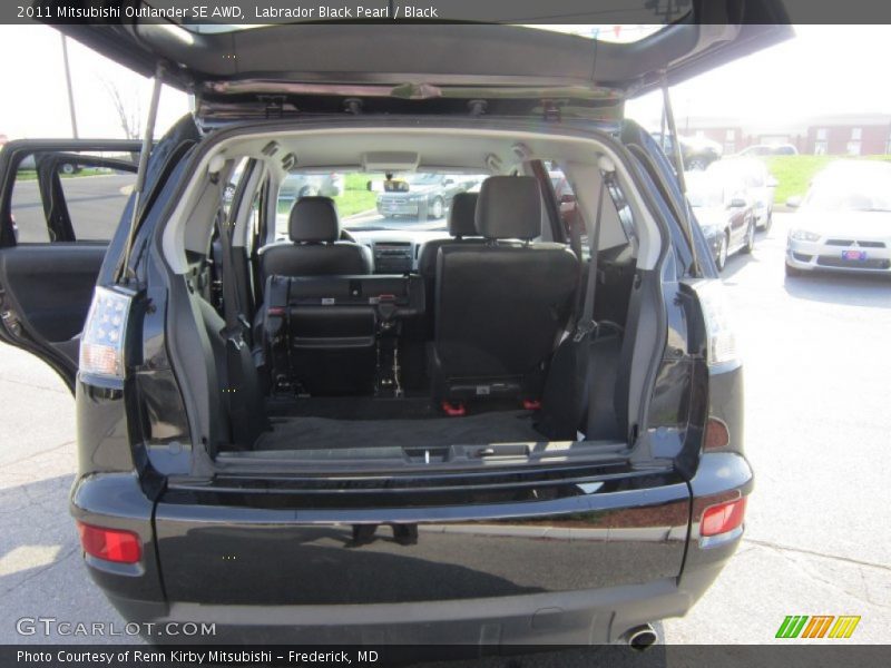 Labrador Black Pearl / Black 2011 Mitsubishi Outlander SE AWD