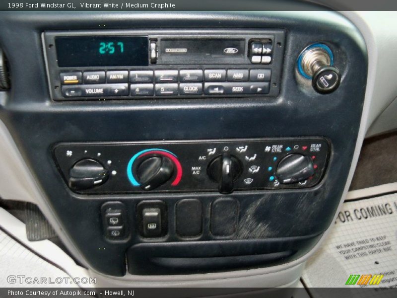 Vibrant White / Medium Graphite 1998 Ford Windstar GL