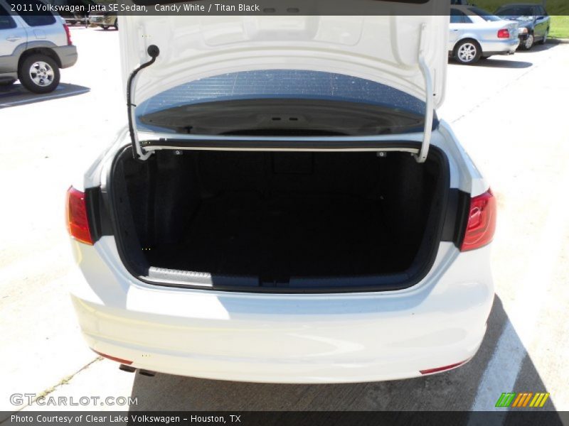 Candy White / Titan Black 2011 Volkswagen Jetta SE Sedan