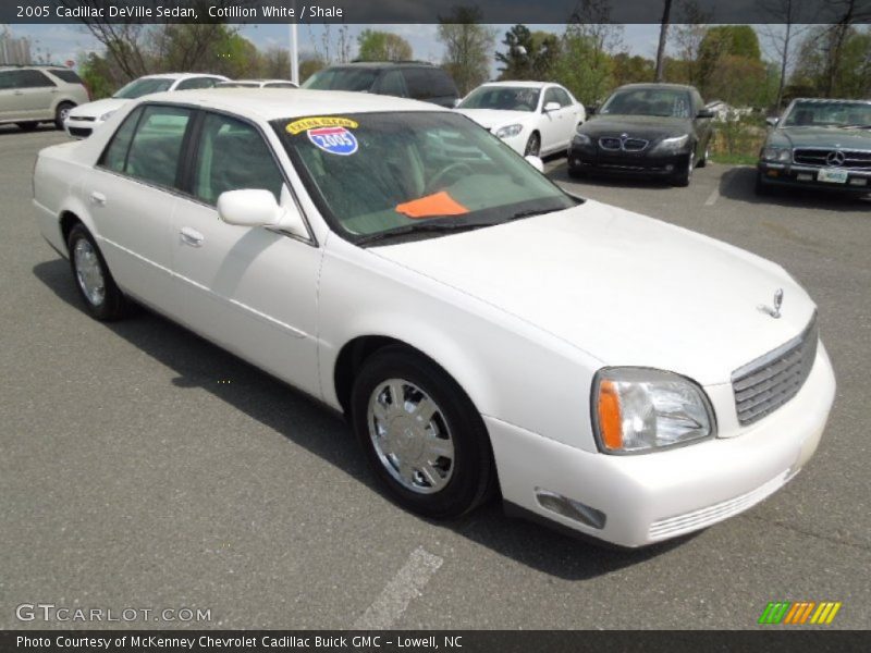 Cotillion White / Shale 2005 Cadillac DeVille Sedan