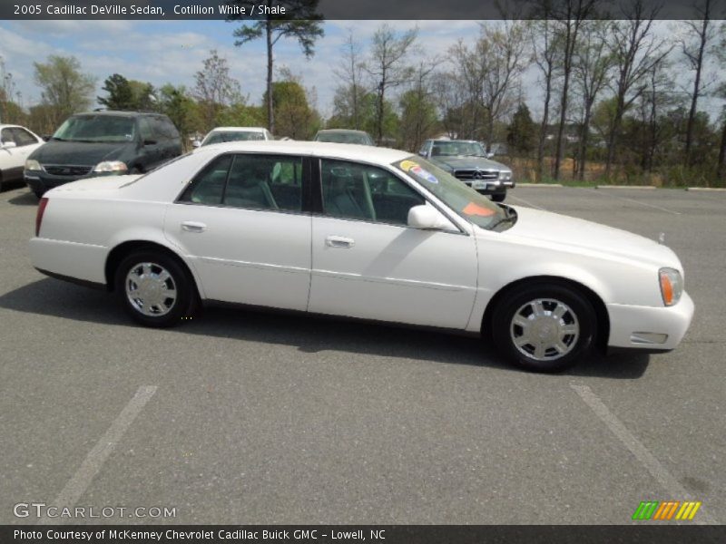 Cotillion White / Shale 2005 Cadillac DeVille Sedan
