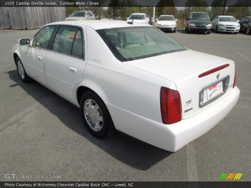 Cotillion White / Shale 2005 Cadillac DeVille Sedan