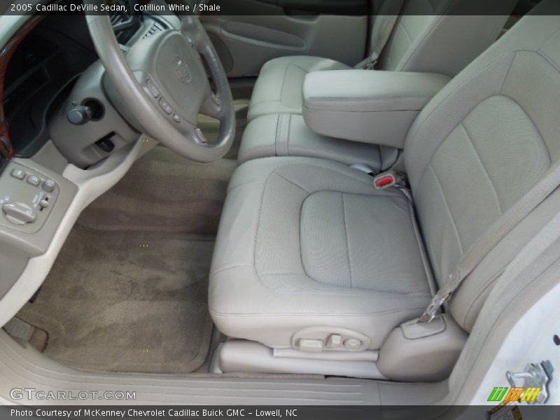 Cotillion White / Shale 2005 Cadillac DeVille Sedan