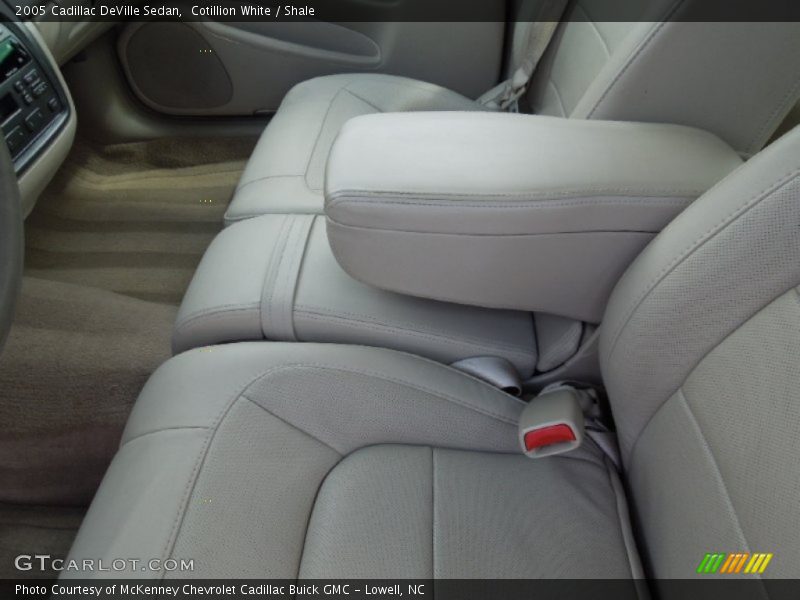 Cotillion White / Shale 2005 Cadillac DeVille Sedan