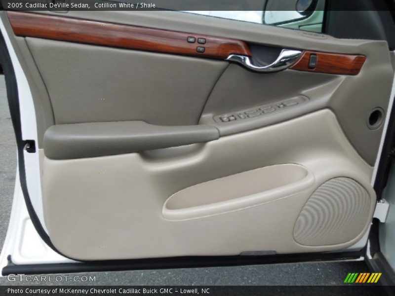 Cotillion White / Shale 2005 Cadillac DeVille Sedan