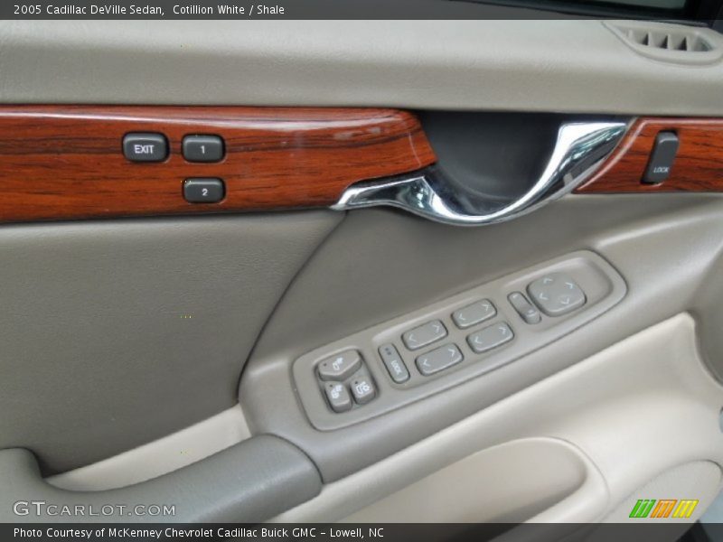 Cotillion White / Shale 2005 Cadillac DeVille Sedan
