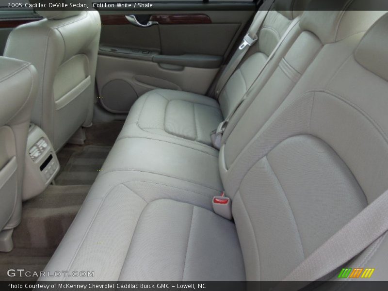 Cotillion White / Shale 2005 Cadillac DeVille Sedan