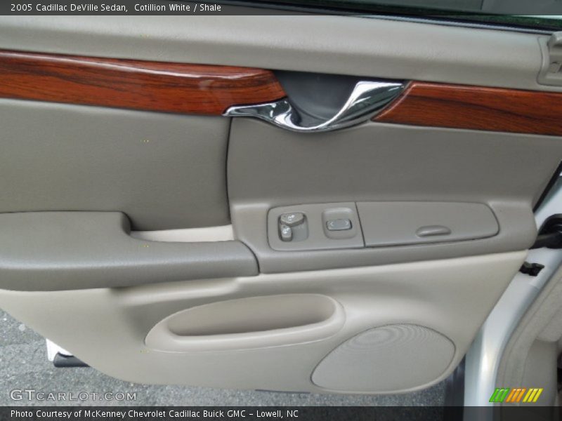 Cotillion White / Shale 2005 Cadillac DeVille Sedan