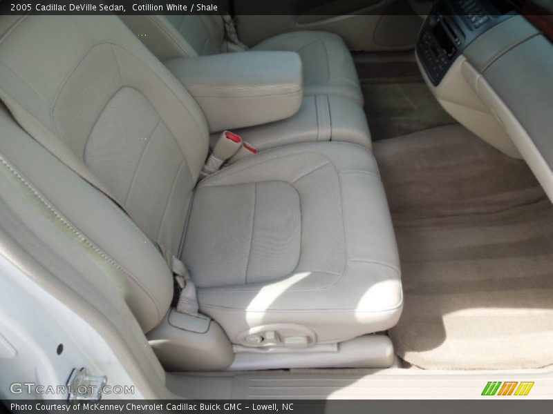 Cotillion White / Shale 2005 Cadillac DeVille Sedan