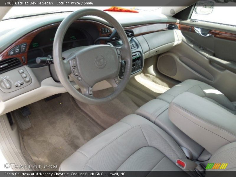 Cotillion White / Shale 2005 Cadillac DeVille Sedan