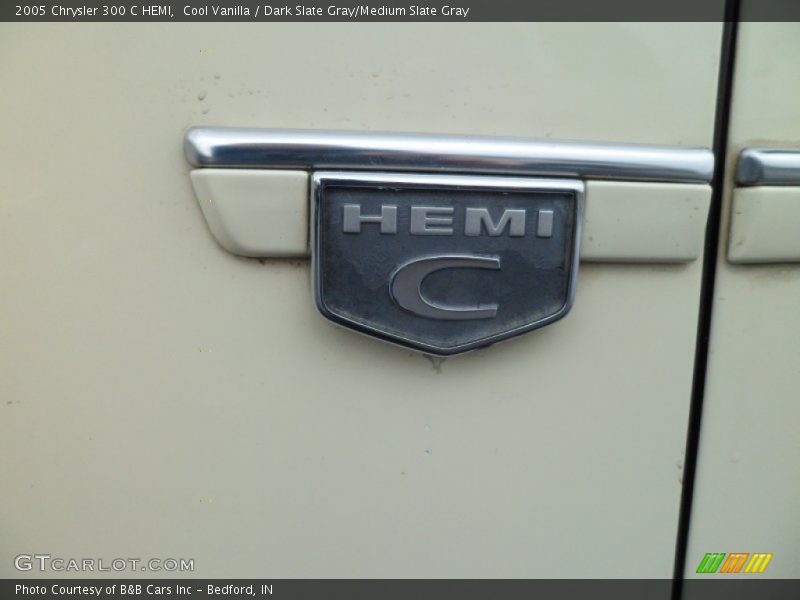 Cool Vanilla / Dark Slate Gray/Medium Slate Gray 2005 Chrysler 300 C HEMI