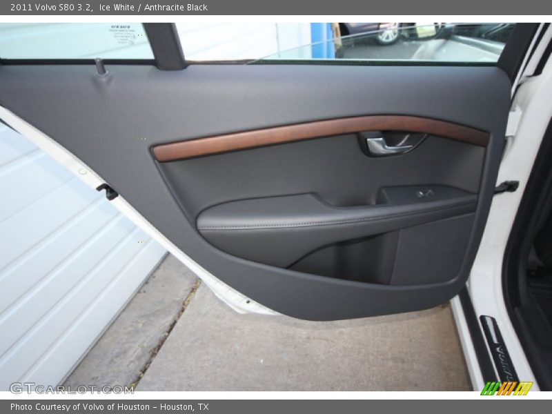 Ice White / Anthracite Black 2011 Volvo S80 3.2