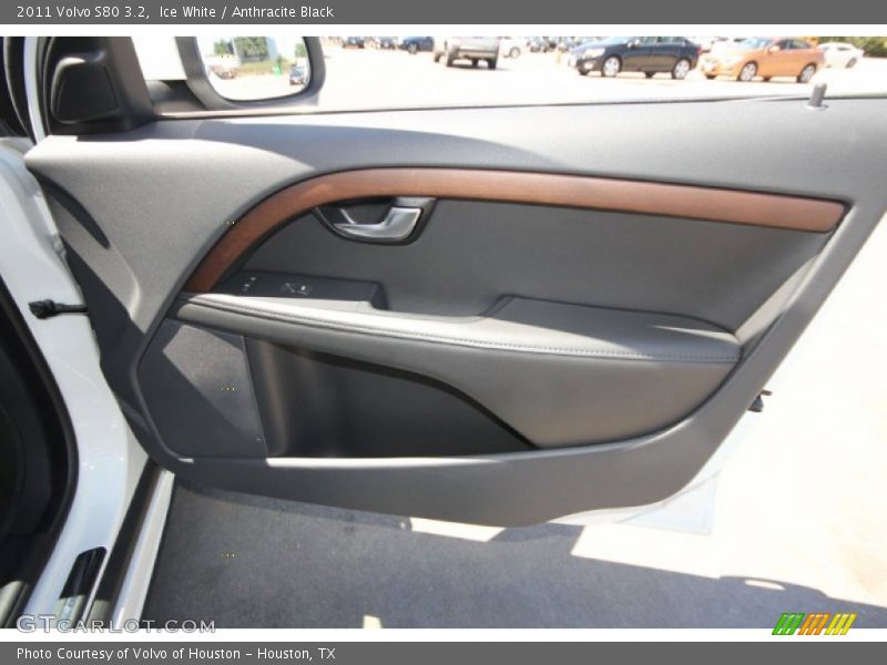 Ice White / Anthracite Black 2011 Volvo S80 3.2