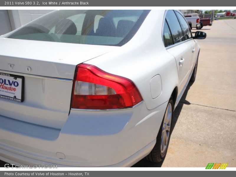 Ice White / Anthracite Black 2011 Volvo S80 3.2