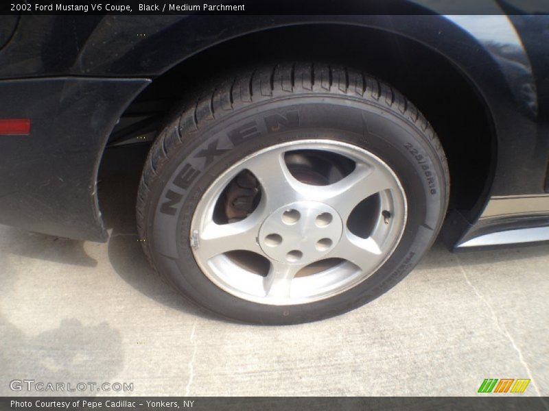 Black / Medium Parchment 2002 Ford Mustang V6 Coupe